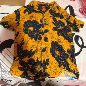 Guess button‑down Vibrant Yellow W/ Blk Floral Print Sz S Nwot